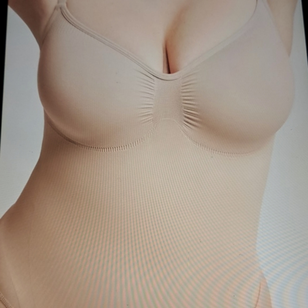 MEDIUM    SKIMS SEAMLESS SCULPTING THONG BODYSUIT - Picture 2 of 8